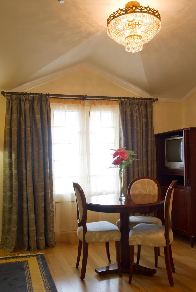 uma sala de jantar com uma mesa e uma janela em Hotel Quinta Bela S Tiago no Funchal