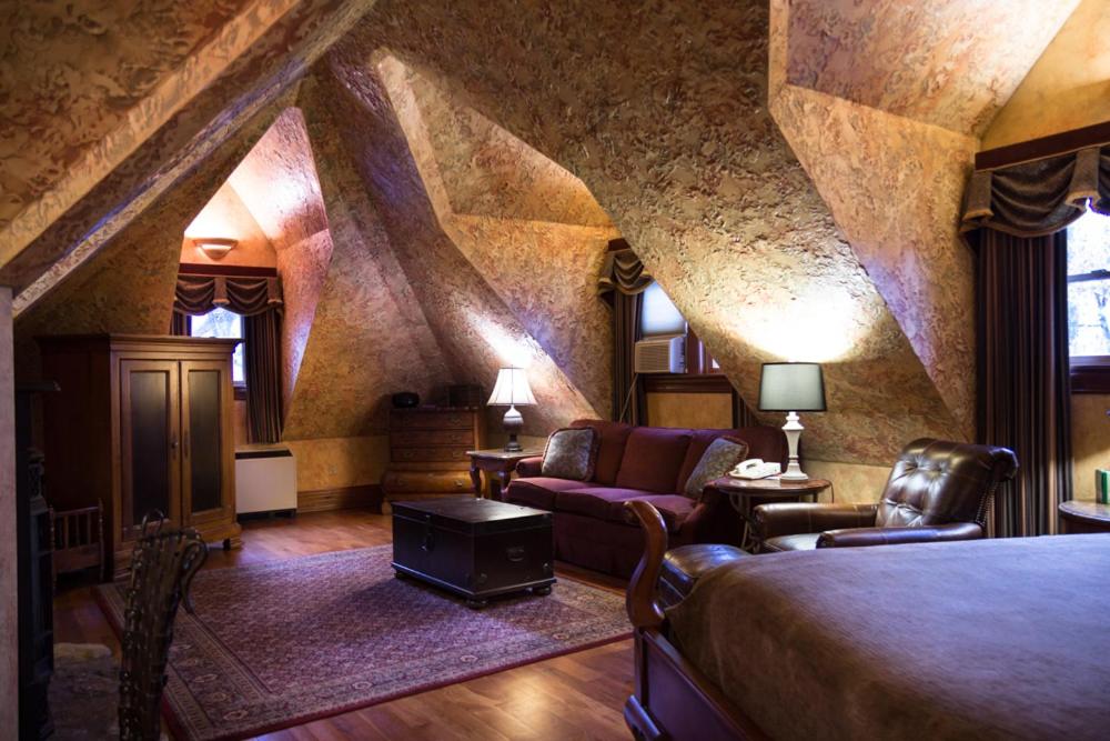 Landoll's Mohican Castle - Housity
