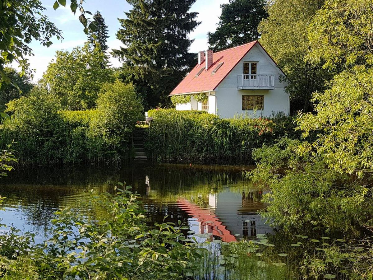 River Villa, 20 min by train to Old Town, big yard - Housity