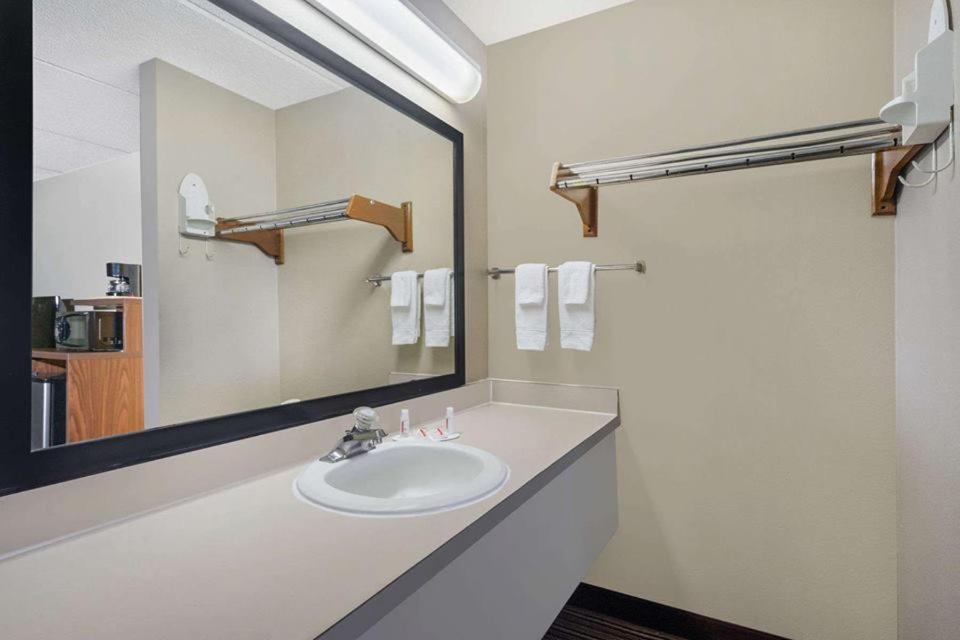 Super 8 by Wyndham Knoxville North/Powell - Housity