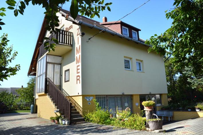 Benedekné Háza - Housity