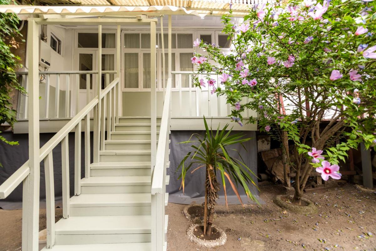 Apartment in Cozy Little Yard - Housity