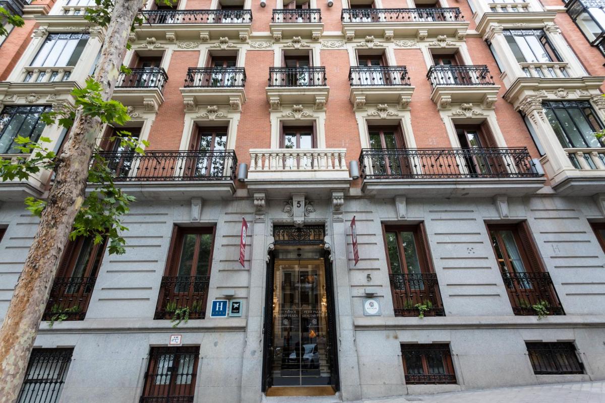 Petit Palace Lealtad Plaza - Housity