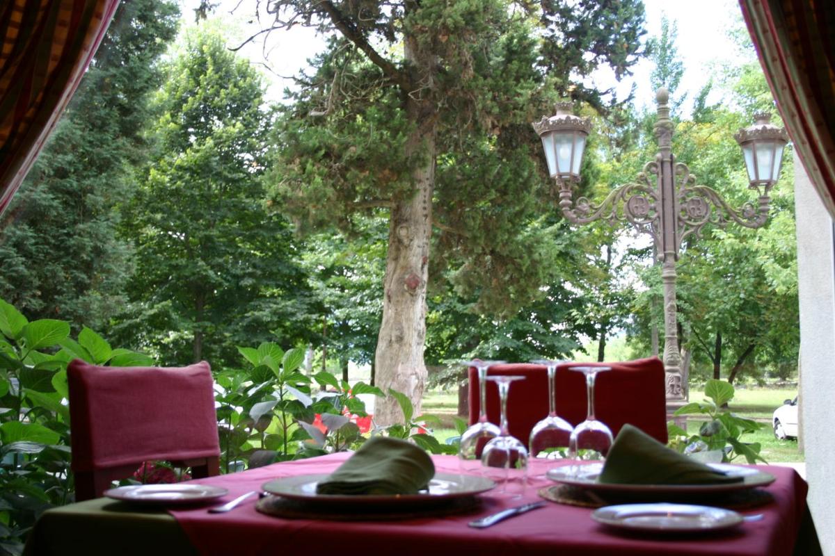 Jardín al aire libre en Hotel Balneario De Alceda