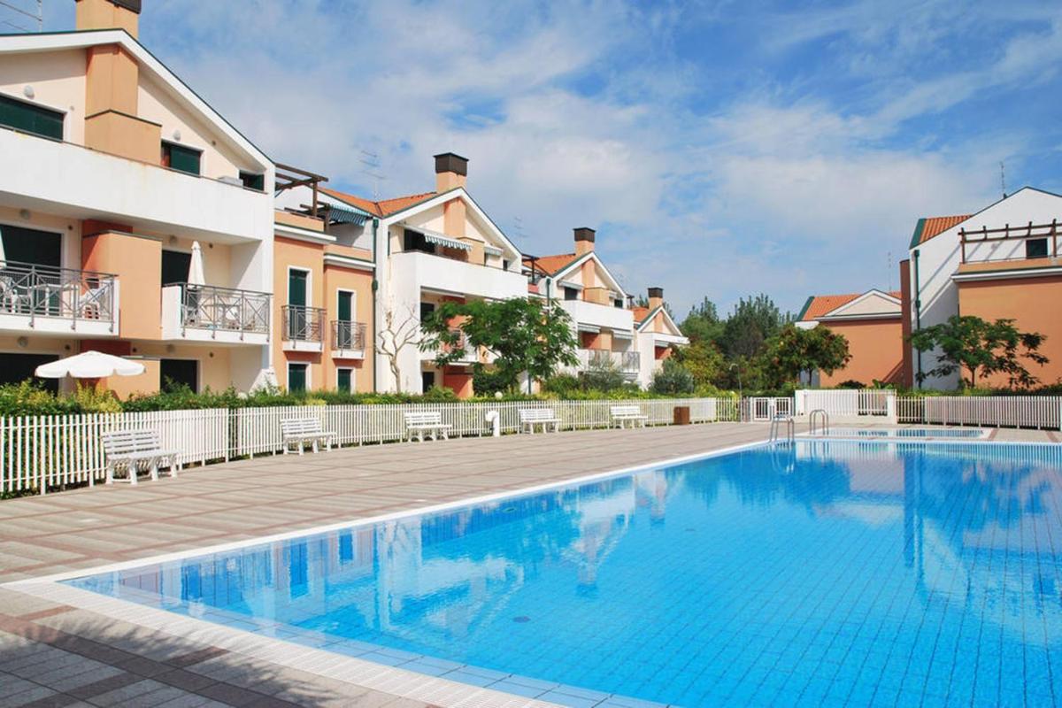 Sunny Apartment On The Sea - Housity