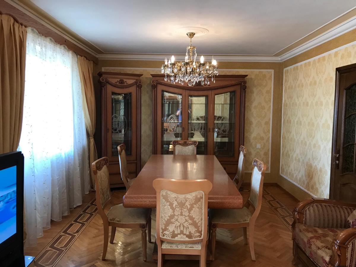 Gold Wall Apartment - Housity