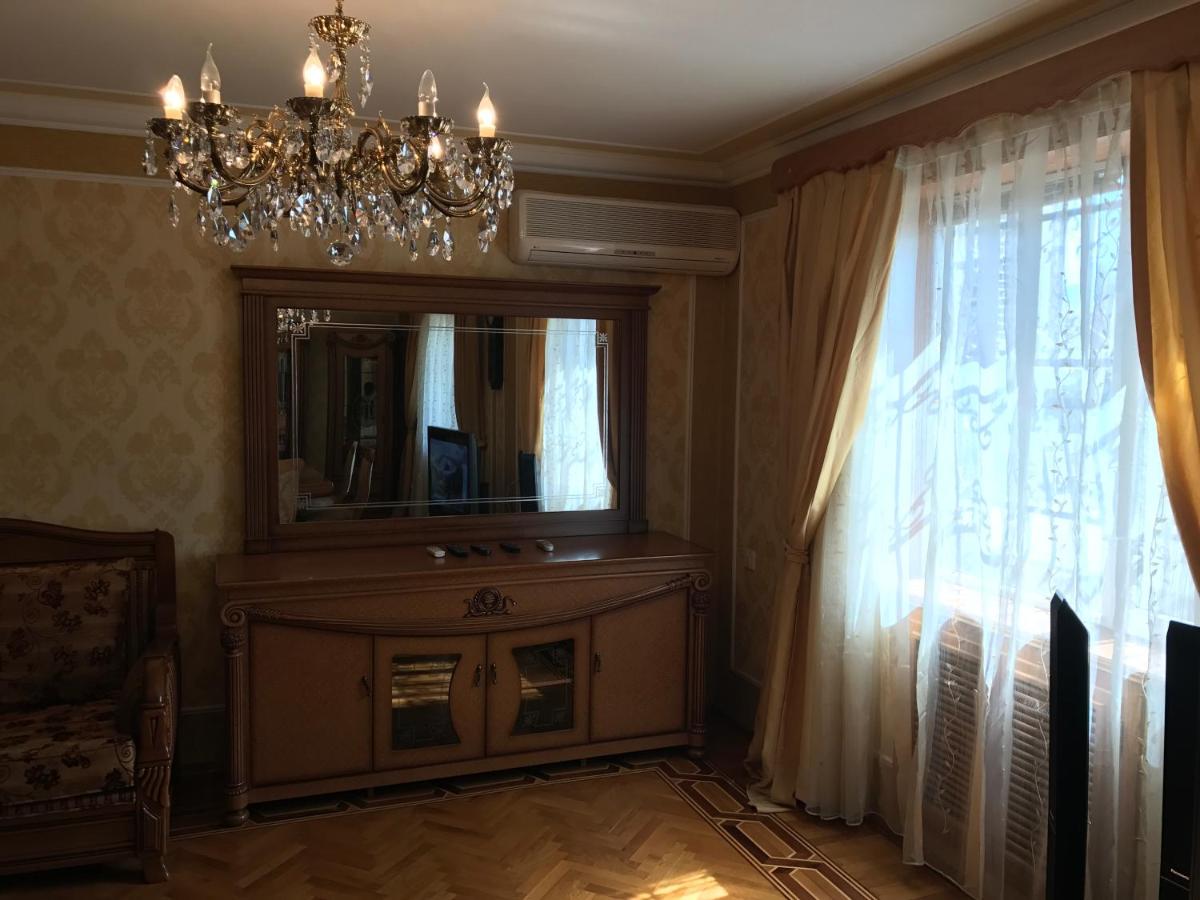 Gold Wall Apartment - Housity