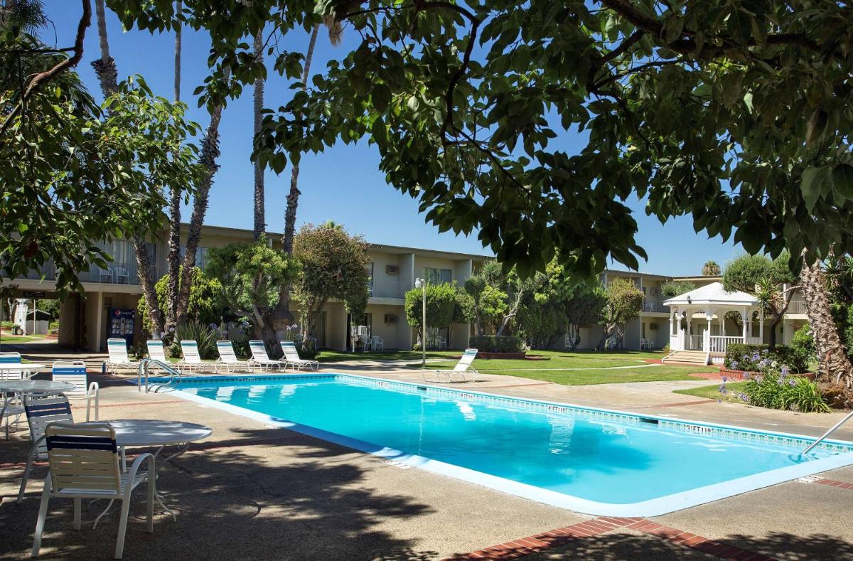 Golden Sails Hotel - Housity