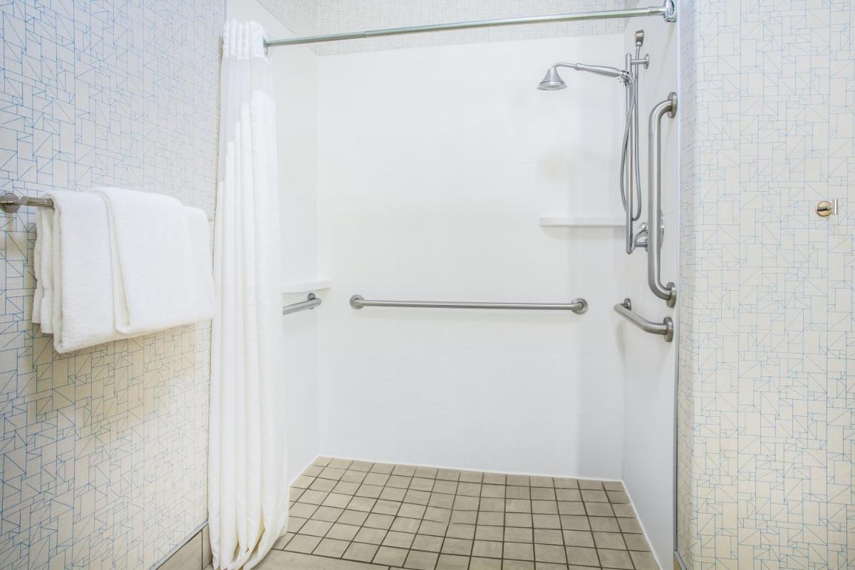 Holiday Inn Express Hotel & Suites Cedar City by IHG - Housity