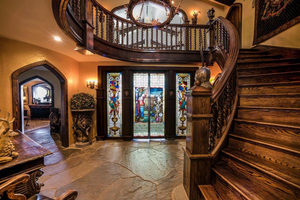 HIGHLANDS CASTLE overlooking Lake George plus 2 other CASTLES & SUITES - Housity