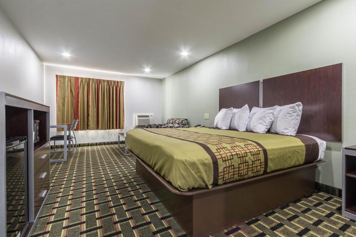 Scottish Inn and Suites Tomball - Housity