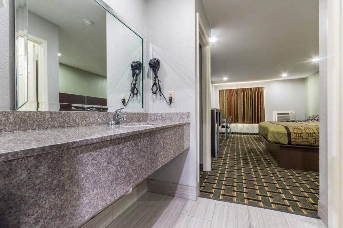 Scottish Inn and Suites Tomball - Housity