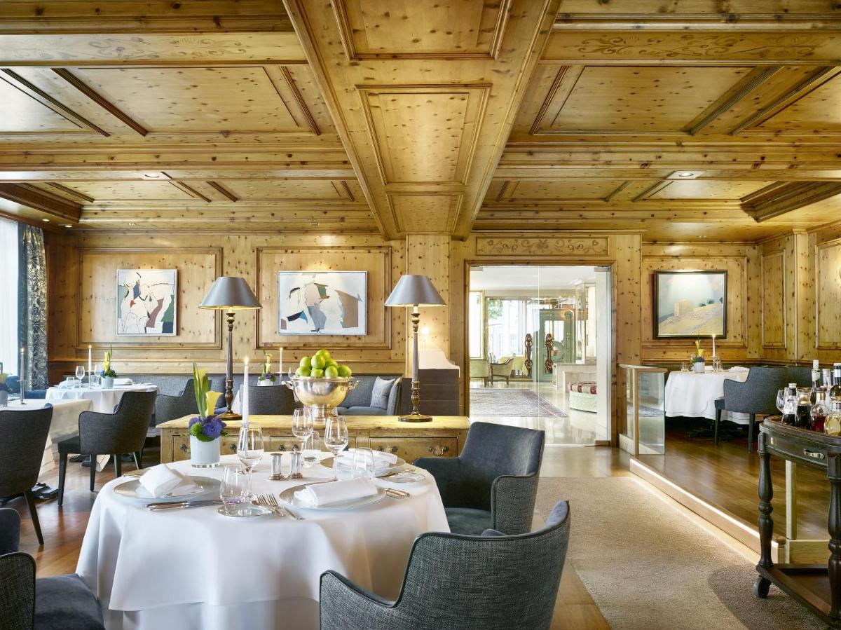 ein Esszimmer mit Holzdecken sowie Tischen und Stühlen in der Unterkunft Colombi Hotel in Freiburg im Breisgau