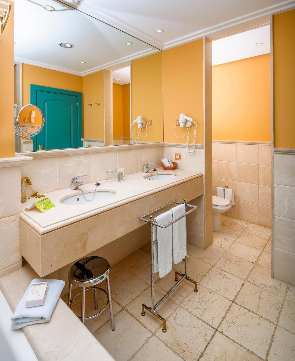 Un baño de Hotel Alicante Golf