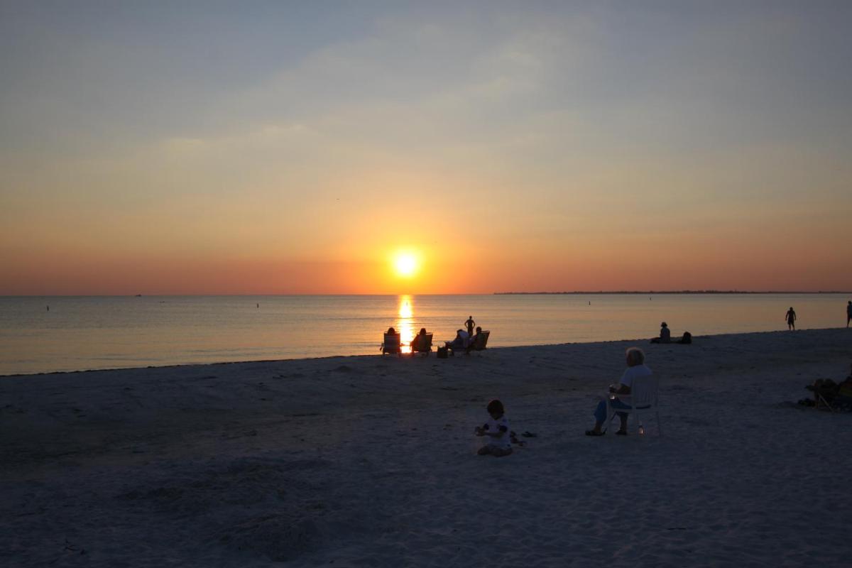 Lighthouse Resort:  & Suites - Housity