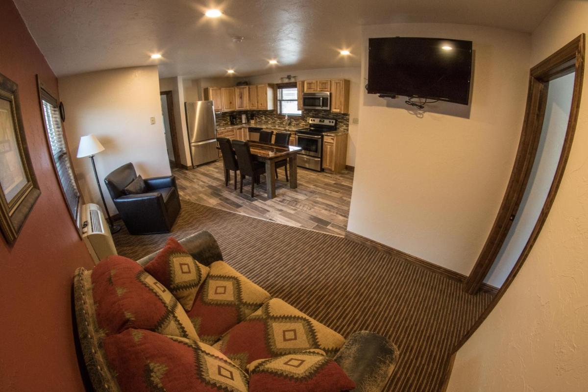 Stagecoach Inn & Suites - Housity