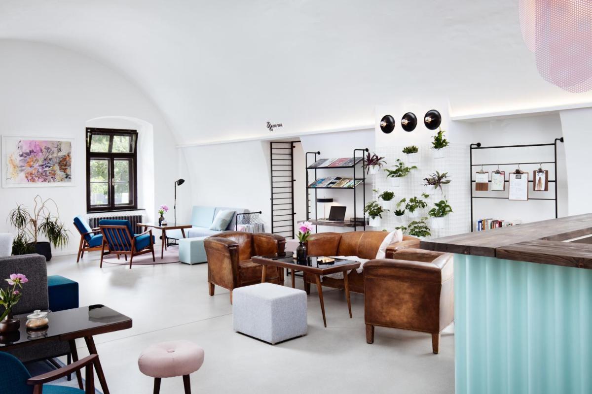 Long Story Short Hostel & Café - Housity
