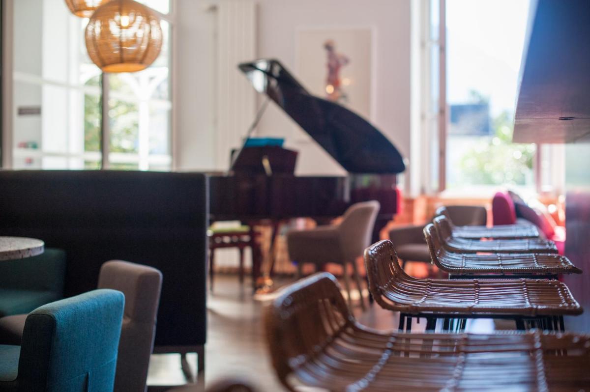 Coin salon dans l'établissement Hôtel Beau Site Talloires B SPA