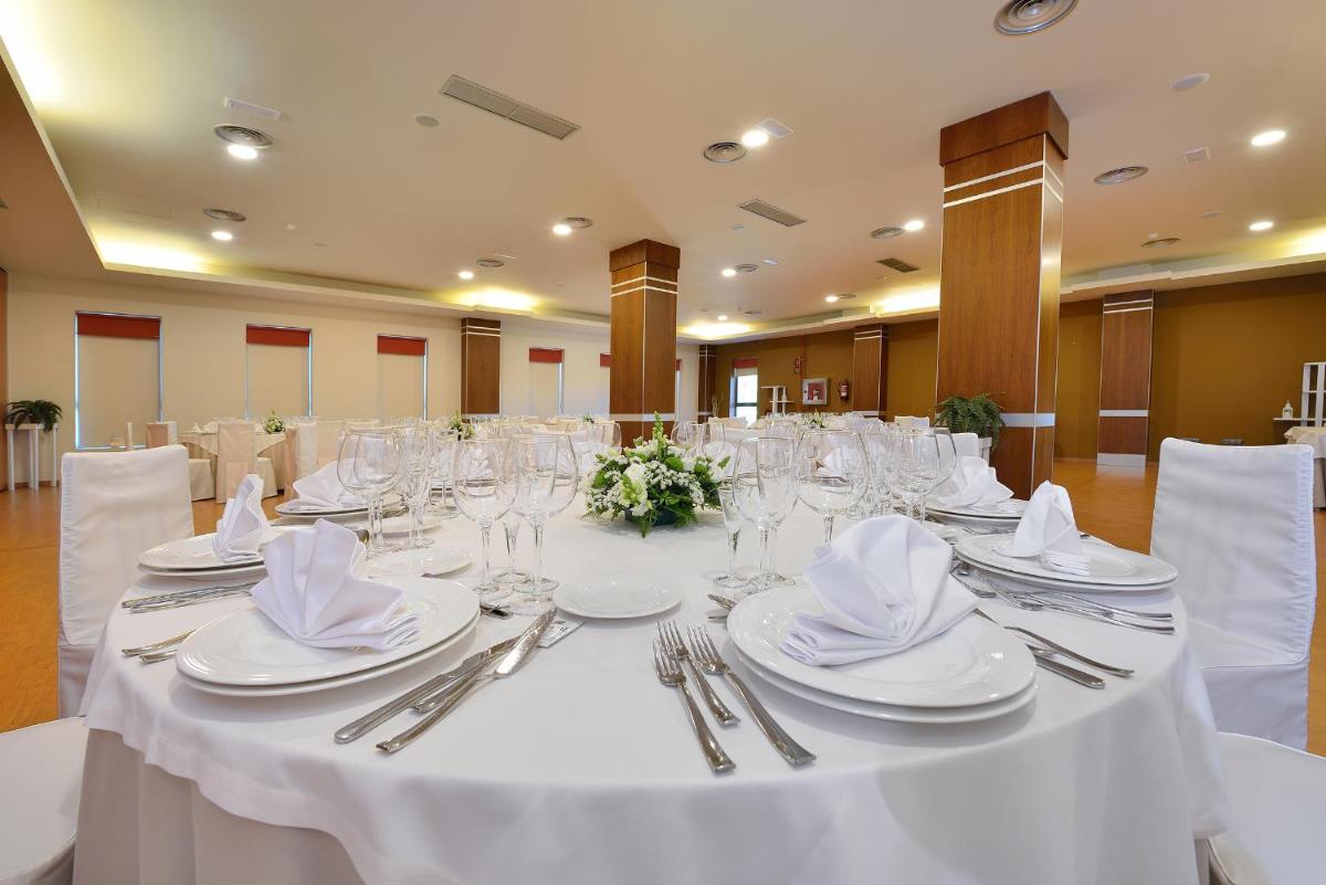 Un restaurante o sitio para comer en Hotel Spa Norat Torre Do Deza 4* Superior