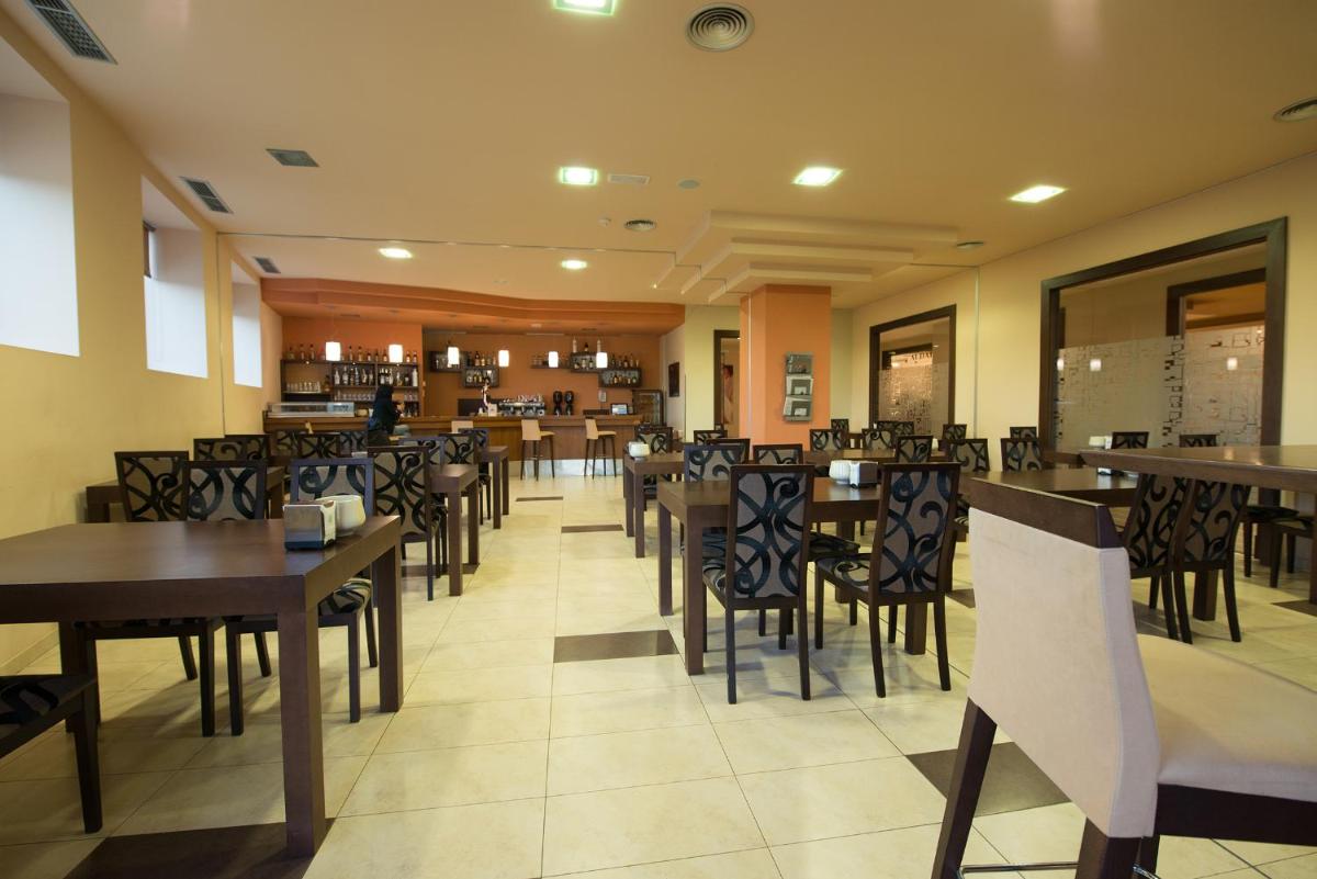 Un restaurante o sitio para comer en Hotel Spa Norat Torre Do Deza 4* Superior