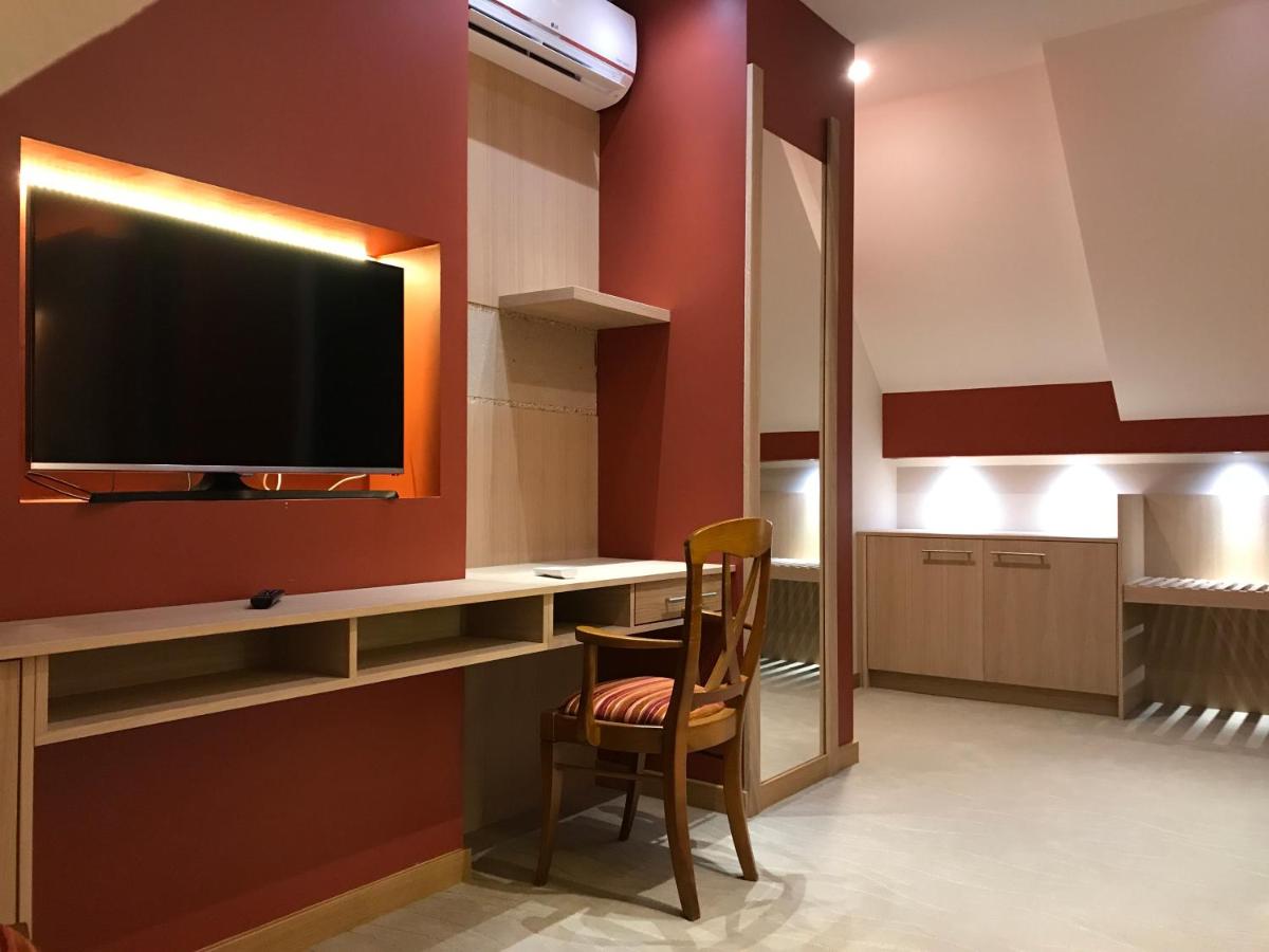 Télévision ou salle de divertissement dans l'établissement Au Soleil, Hôtel Restaurant & Spa