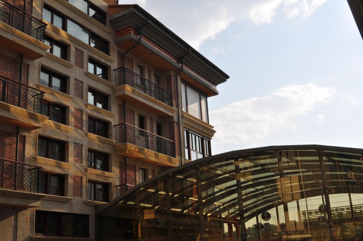 Un edificio con una cúpula de cristal delante. en Gran Hotel Liber & Spa Playa Golf, en Noja