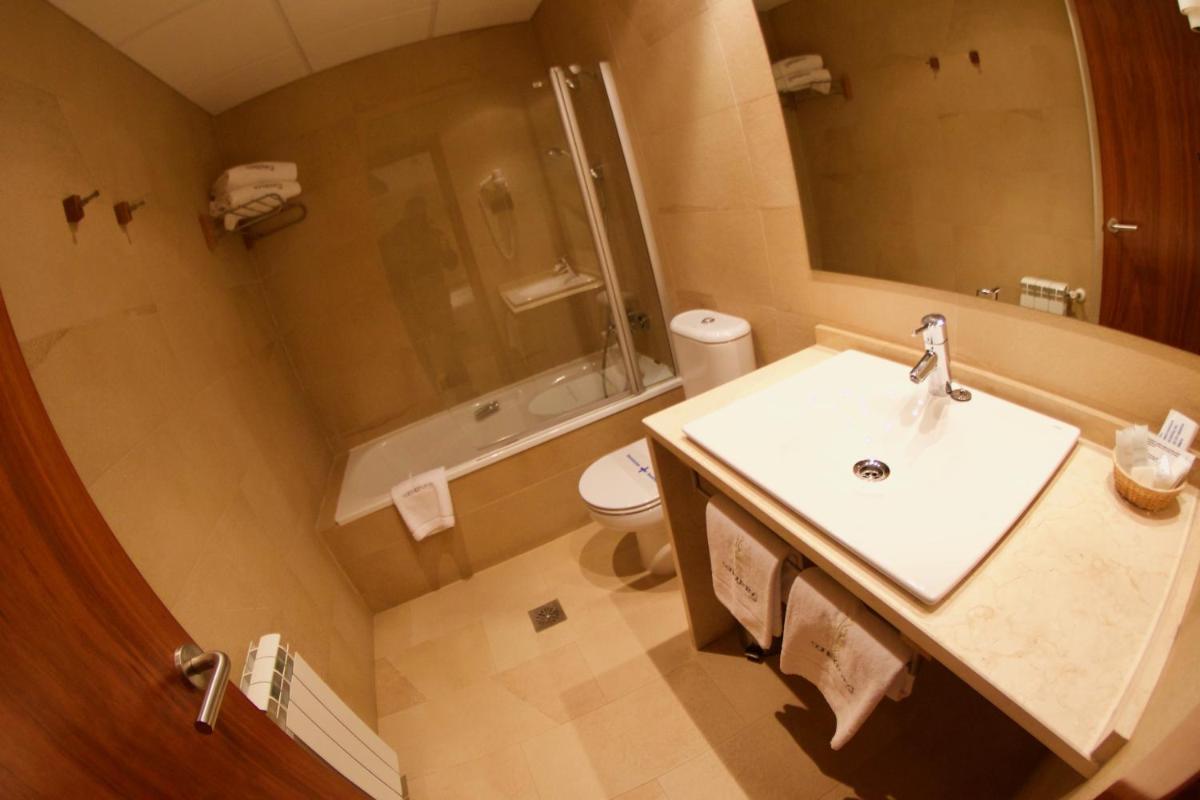 Un baño de Hotel Santa Cristina Petit Spa