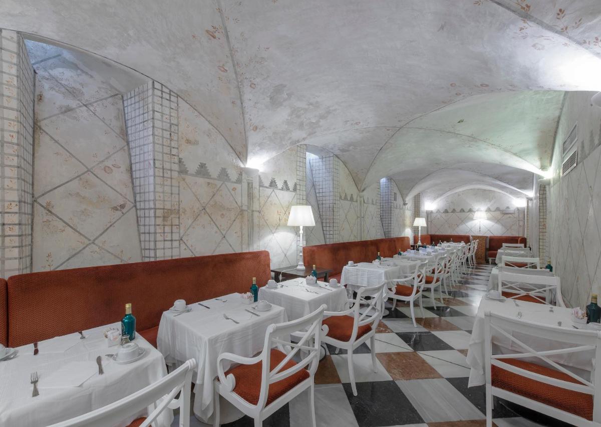 Un restaurante o sitio para comer en Hotel Las Casas de la Judería