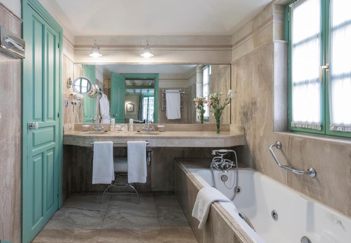 Un baño de Hotel Las Casas de la Judería