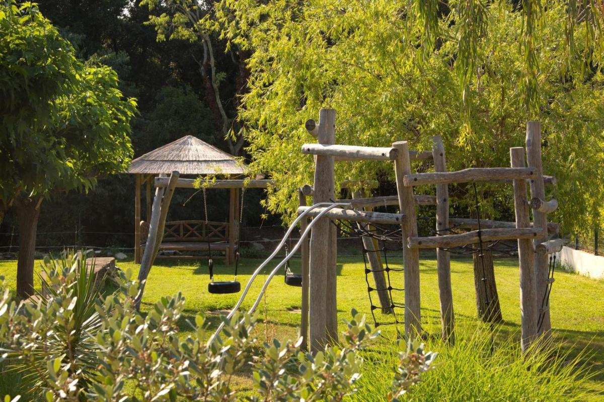 Aire de jeux pour enfants de l'établissement La Villa Vicha, The Originals Relais
