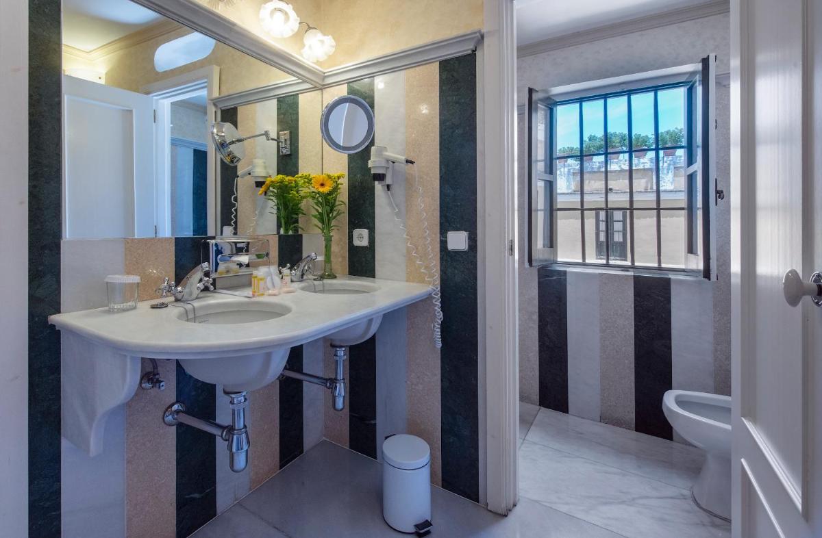 Un baño de Hotel Las Casas de la Judería
