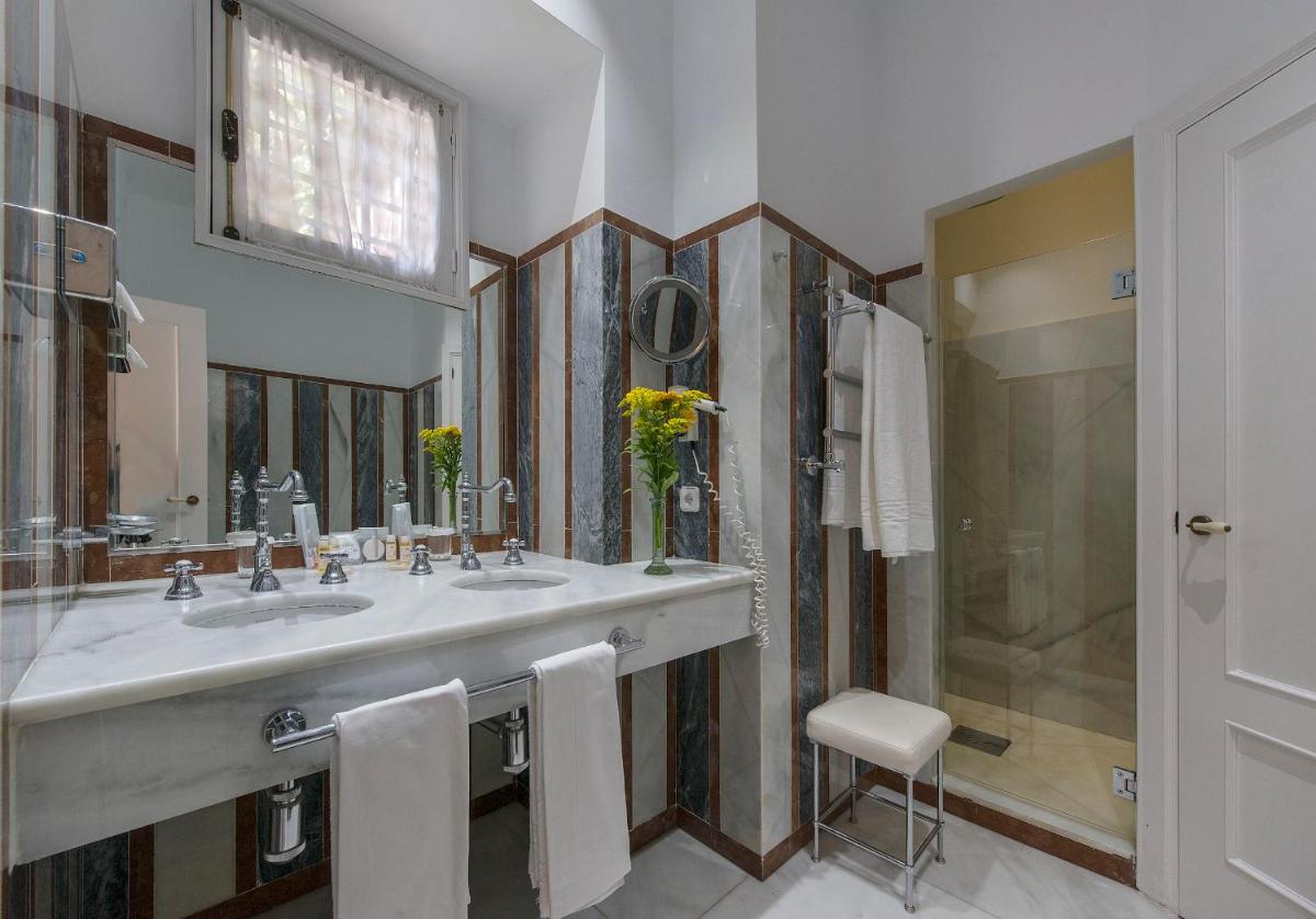Un baño de Hotel Las Casas de la Judería