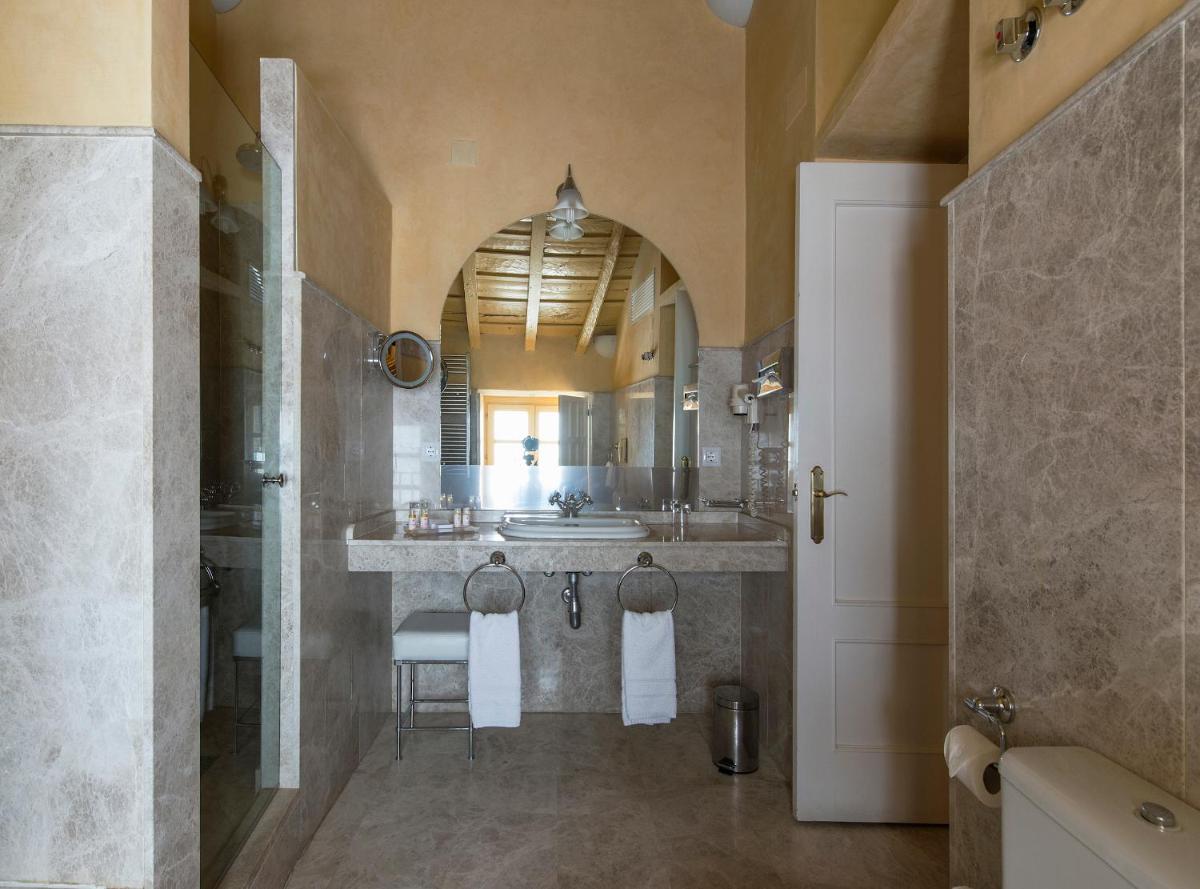Un baño con un lavabo grande y un espejo. en Hotel Las Casas de la Judería, en Sevilla