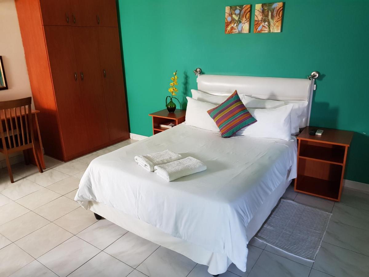 Rocha's Hotel - Housity