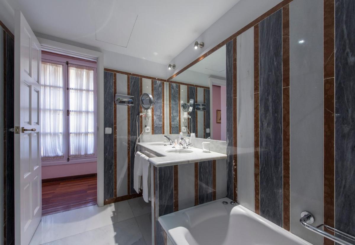 Un baño de Hotel Las Casas de la Judería