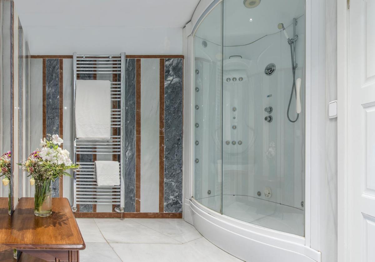 Un baño de Hotel Las Casas de la Judería
