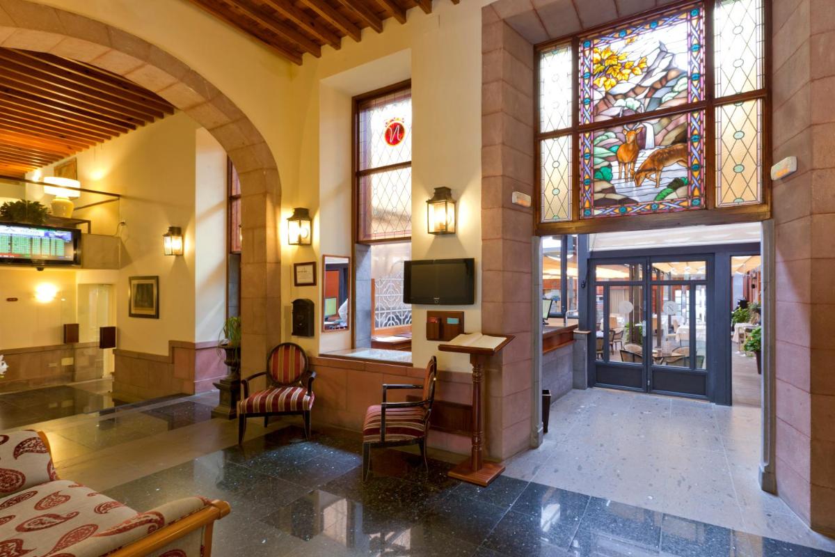 Habitación con TV y vidriera. en Laguna Nivaria Hotel & Spa, en La Laguna