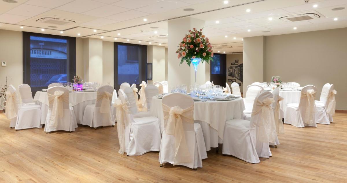 Habitación con mesas y sillas blancas con arcos blancos en Laguna Nivaria Hotel & Spa, en La Laguna 68 fotos más