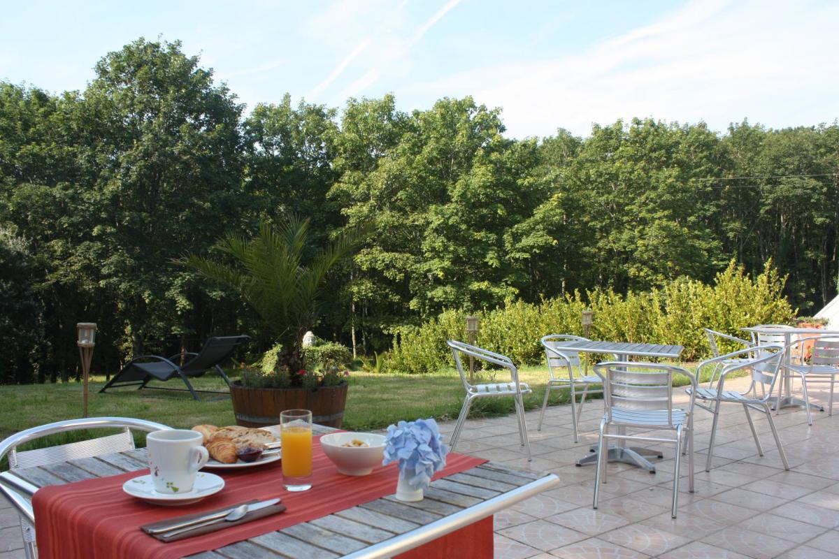 Jardin de l'établissement Logis Latitude Ouest Hôtel Restaurant & Spa
