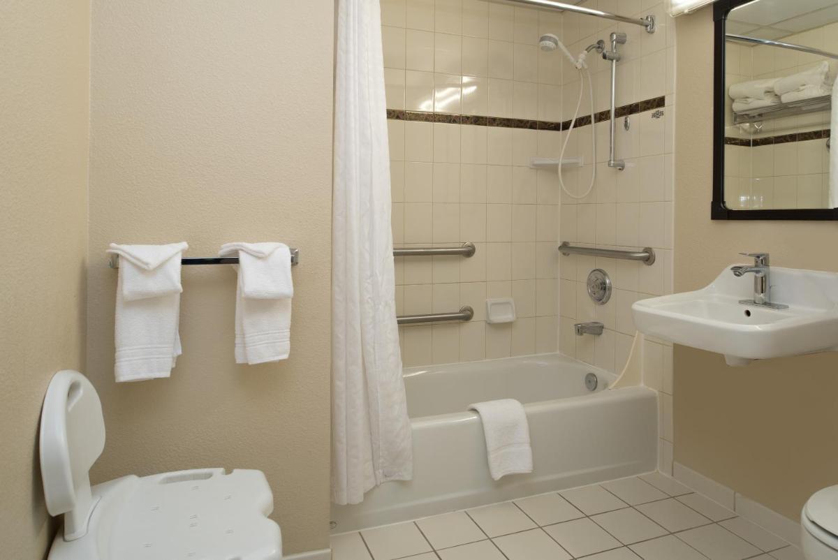 Ramada by Wyndham Downtown Spokane - Housity