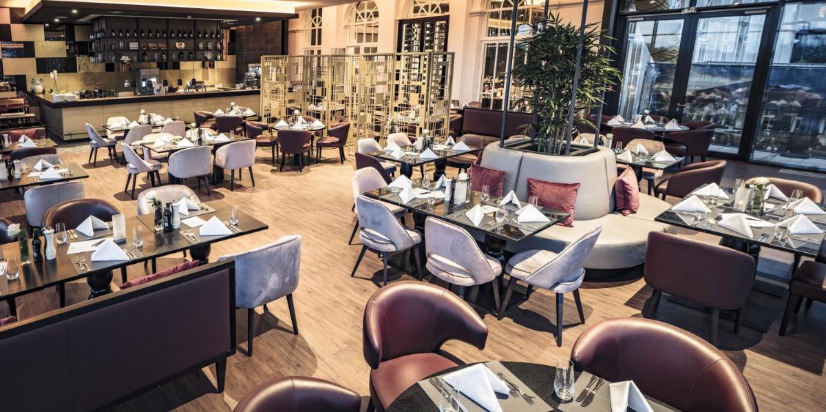 Ein Restaurant oder anderes Speiselokal in der Unterkunft SCHLOSS Fleesensee