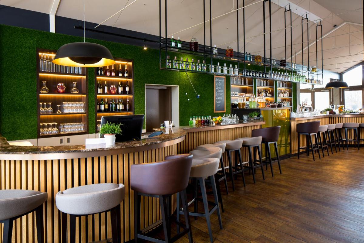 Lounge oder Bar in der Unterkunft SCHLOSS Fleesensee
