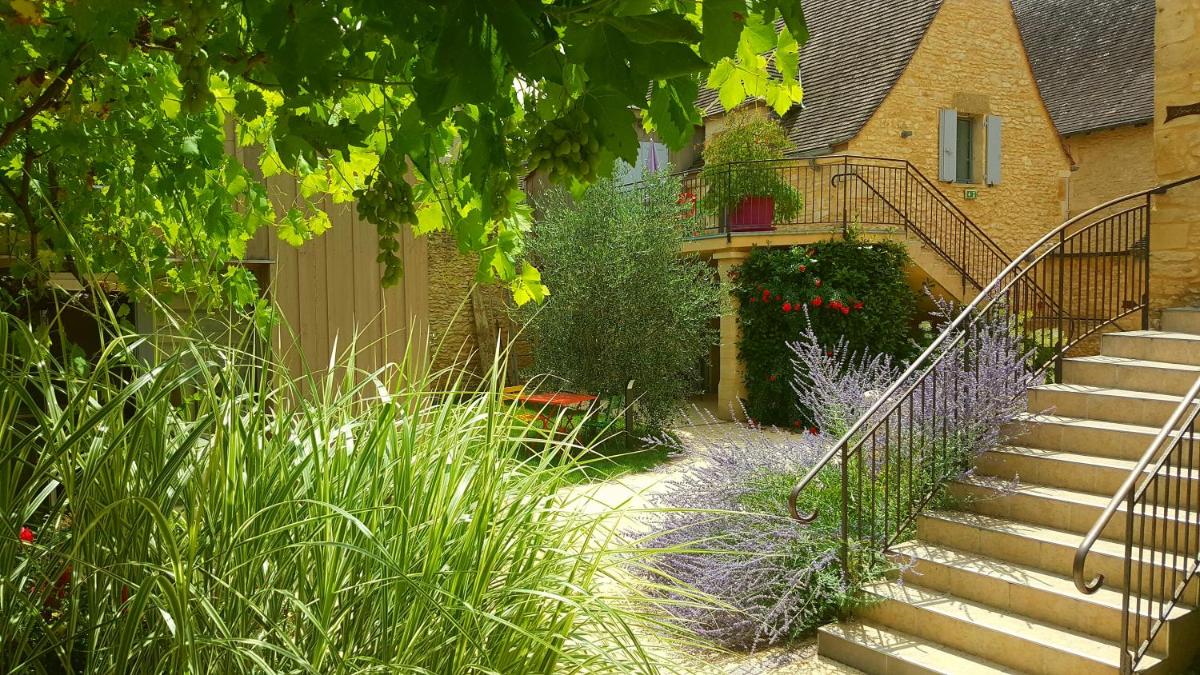 Jardin de l'établissement Logis Hotel Archambeau