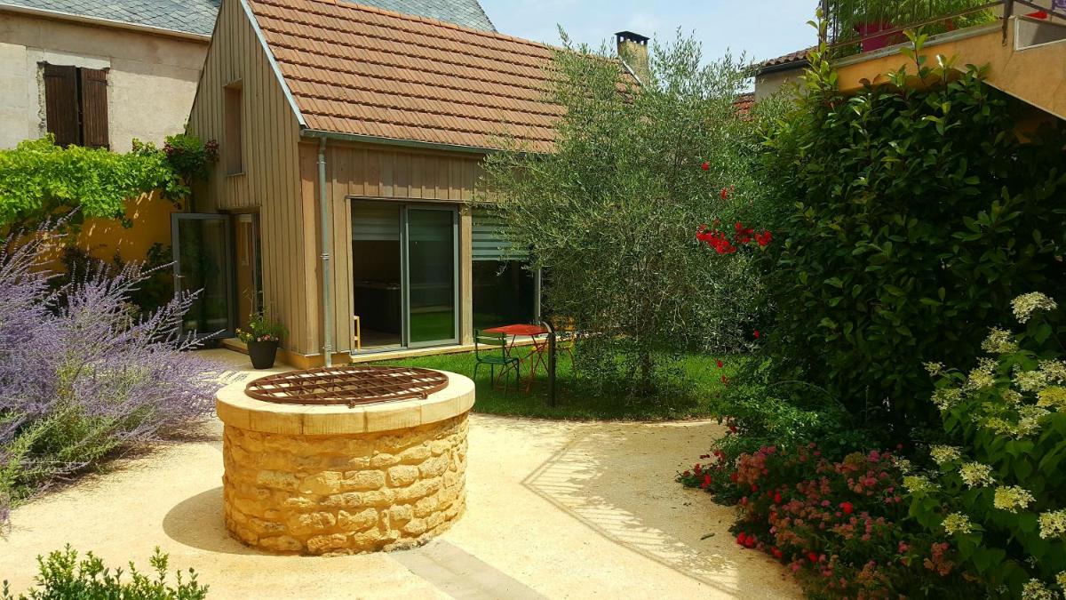 Jardin de l'établissement Logis Hotel Archambeau