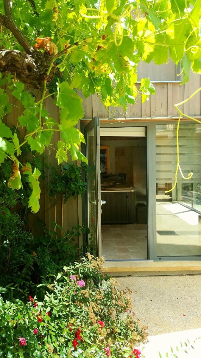 Jardin de l'établissement Logis Hotel Archambeau