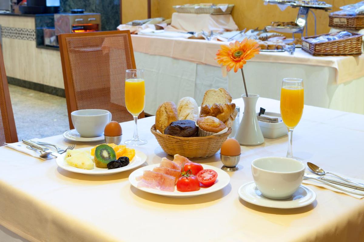 Comida en o cerca de este hotel