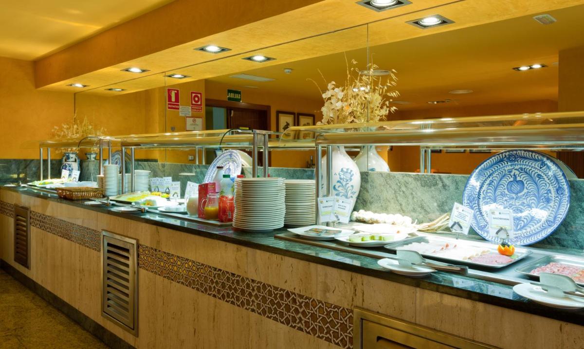Comida en o cerca de este hotel