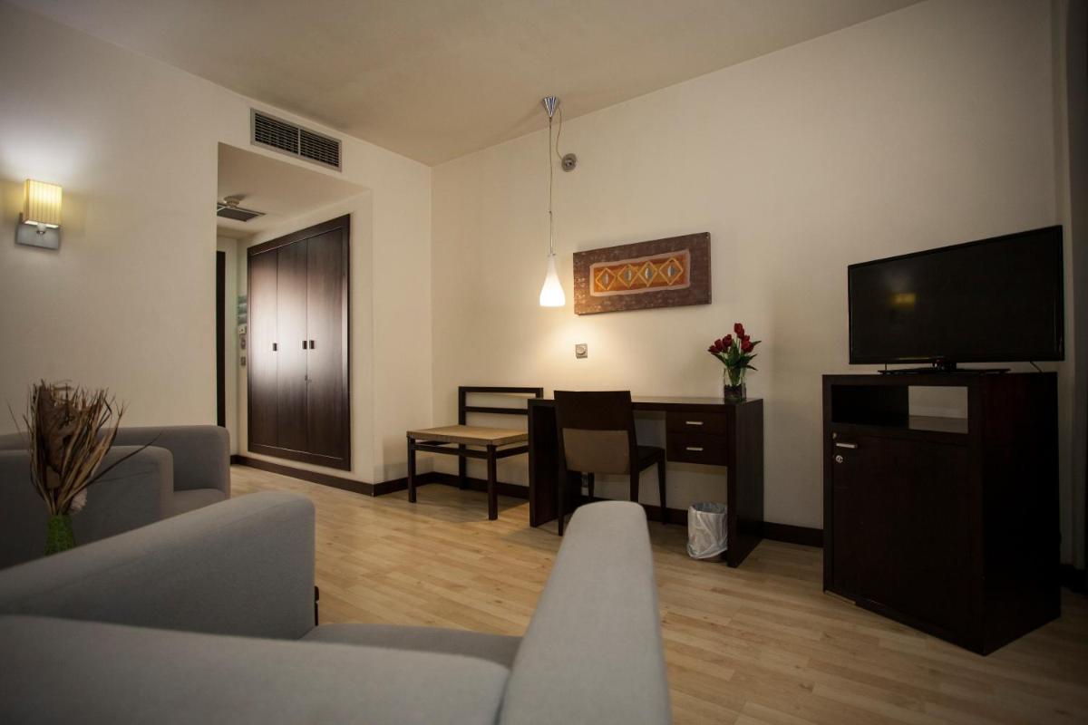 Hotel Puerta de Ocaña - Housity