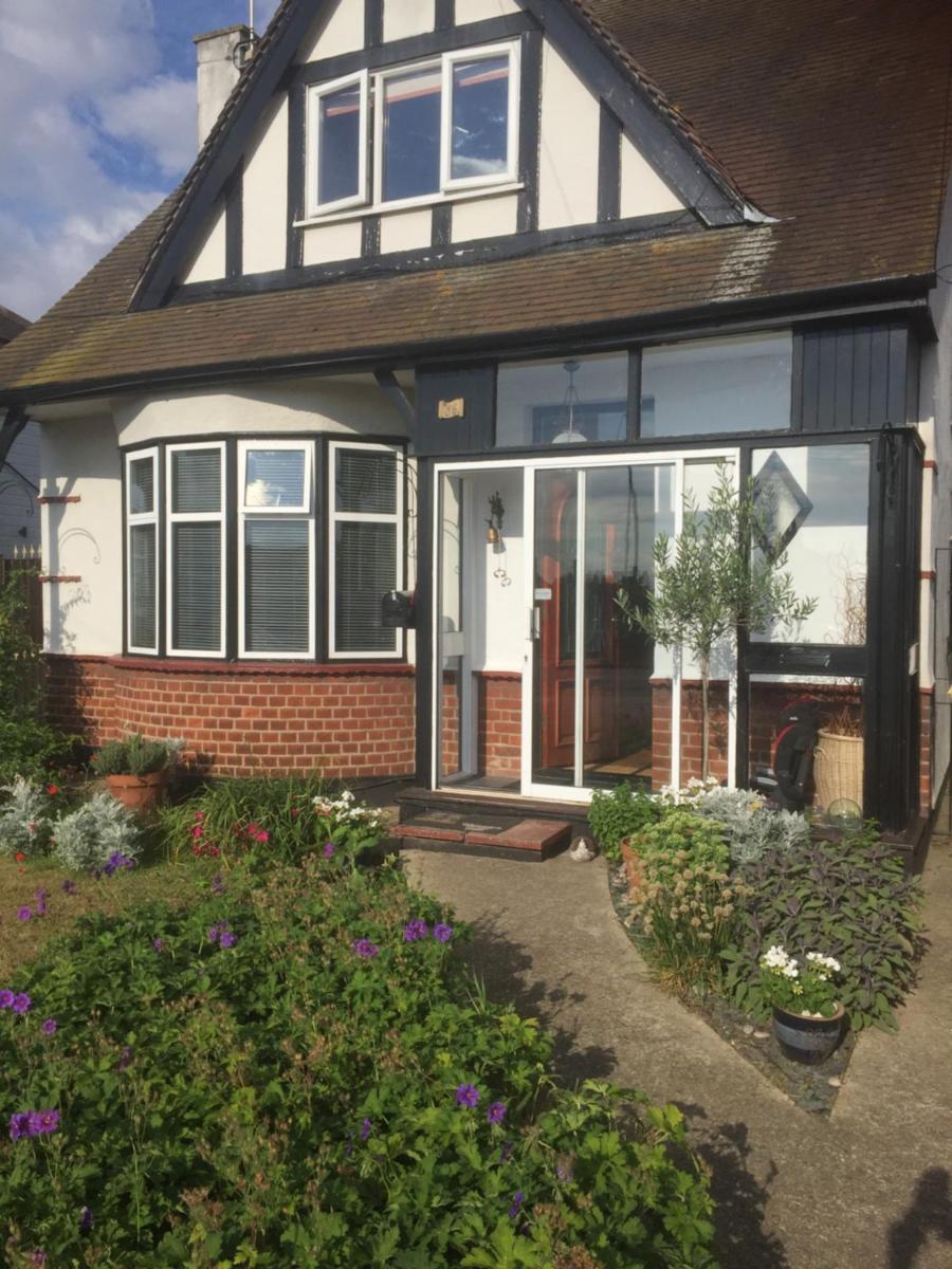 Southend Airport Bed & Breakfast - Housity