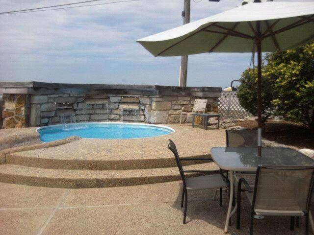 Quail's Nest Inn & Suites - Housity